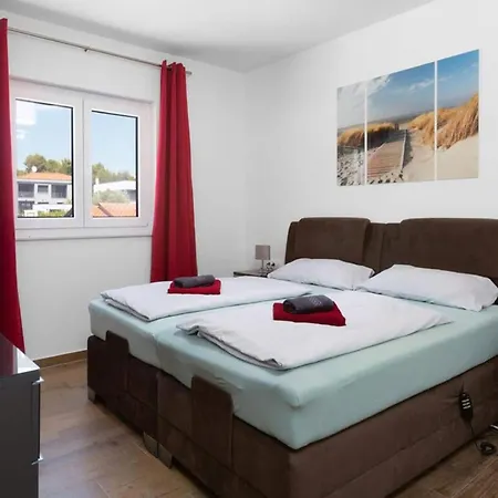 Villa In Li Njan With Heated Pool Ližnjan