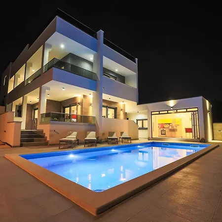 In Li Njan With Heated Pool Βίλα Ližnjan
